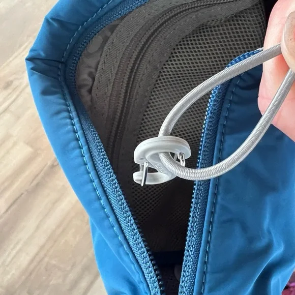 Athleta Teal Crossbody Bag - Picture 5 of 5